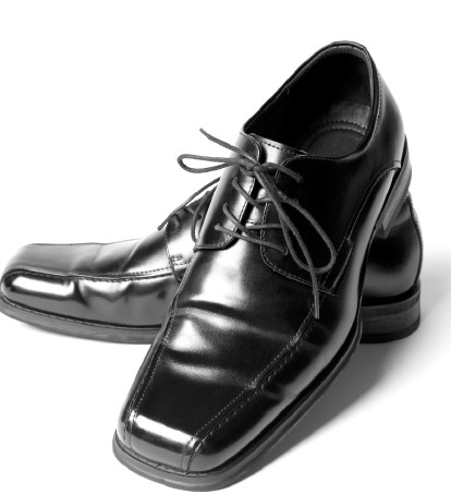 Nahkajalkineet Ahkerassa käytössä olevat nahkajalkineet on syytä pyyhkiä puhtaiksi säännöllisesti. Pyyhkiminen voidaan tehdä nihkeällä pyyhkeellä, joka ei jätä nukkaa kengän pintaan.