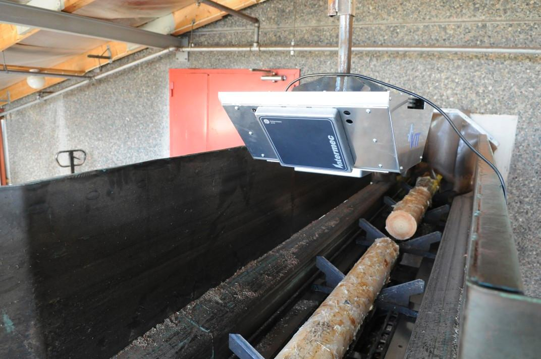 FIRST TESTS ON TAG READABILITY AND LOG IDENTIFICATION Measured reading distance 2 3 m from wet logs Several log marking and reading test were carried out at Setra Malå sawmill in Sweden Two readers