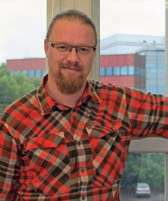 keskus on lasiseinäinen vieraiden sisääntuloaulan ja kokoustilojen puolelta.