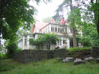 10 Huvilapalstojen erottamista helpotti maanjakolainsäädännön lieventyminen 1864 ja 1883 annetuilla asetuksilla. Lohkottujen palstojen lisäksi kesäasuntoja ja huviloita rakennettiin vuokratonteille.