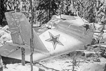 MiG-15 hylky kuvattuna metsässä 26.1.1954. Kuva via Kimmo Marttinen merkintöjen perusteella päätellä koneen lähteneen todennäköisesti Sakkolan kentältä.