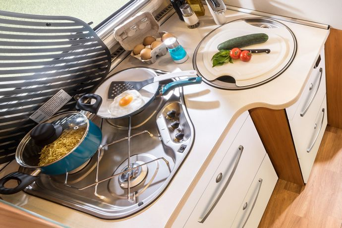 Vetolaatikot Erittäin suuriin, vapaasti jaoteltaviin keittiölaatikoihin, joissa on servo-soft-vetomekanismi, mahtuu pidemmänkin HYMER Exsis-t -ajomatkan ruokatarvikkeet.