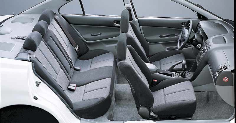 2000 Comfort VAKIOVARUSTEET Lukkiintumaton ABS-jarrujärjestelmä EBD-sähköinen jarrupaineen jako Kuljettajan ja matkustajan SRS-turvatyynyt SRS-sivuturvatyynyt edessä Sähkötoimiset ikkunat