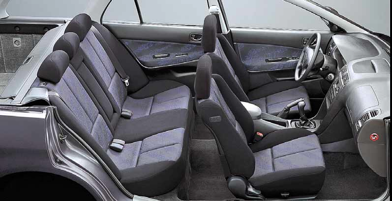 2000/2400 Sport VAKIOVARUSTEET Automaattinen ilmastointilaite Lukkiintumaton ABS-jarrujärjestelmä EBD-sähköinen jarrupaineen jako Kuljettajan ja matkustajan SRS-turvatyynyt SRS-sivuturvatyynyt edessä