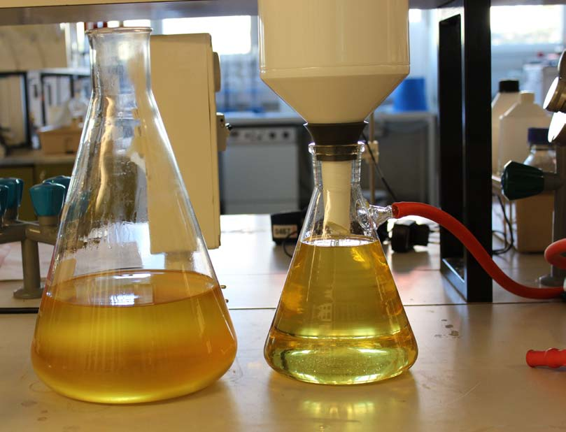 50 Tutkimuksessa käytetty suodatuslaitteisto on hyvin yksinkertainen. Valmis biodiesel suodatetaan imusuodatuksen avulla.