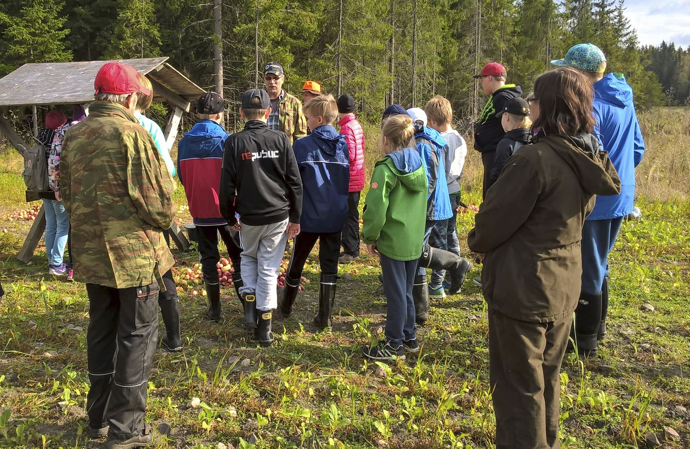 Kuva Anna-Liisa Löppönen Marraskuu Kurssitapaamisia: 2 h Ohjelman vetäjä: metsästysseura, eräkummit, metsäammattilaiset Paketti: riistanhoito Sisältö: Lähdetään lähiluontoon tutustumaan esimerkiksi