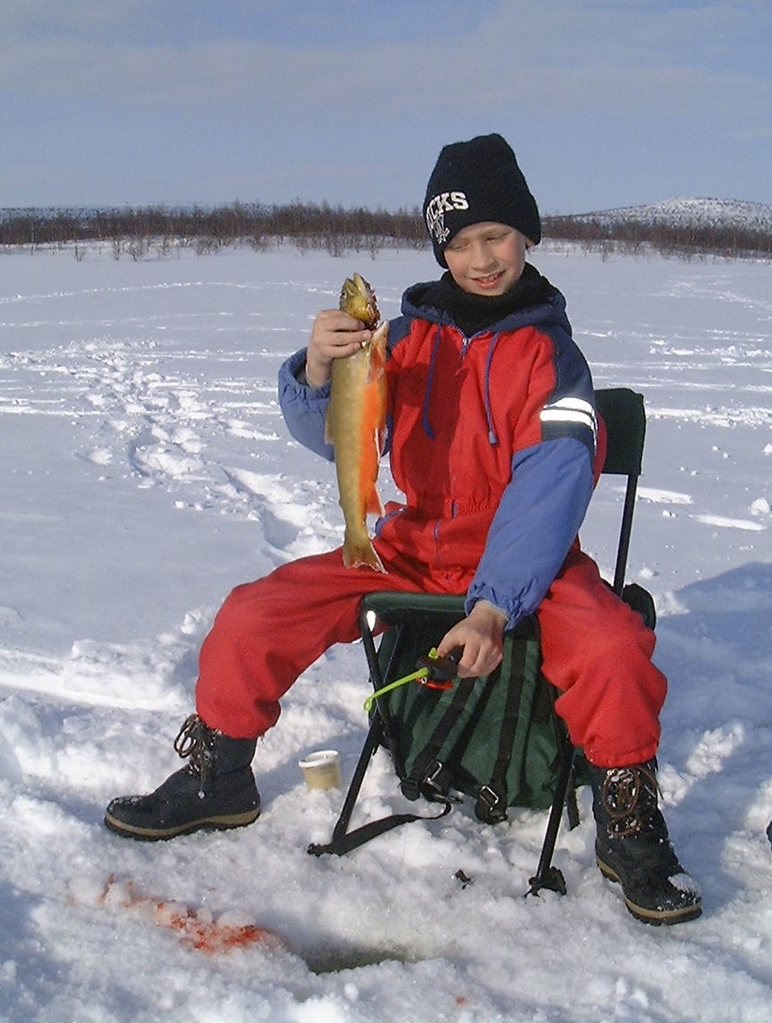 Maaliskuu Kurssitapaamisia: 6 h (2 h + leiripäivä) Ohjelman vetäjä: opettaja, kalakummit Paketti: kalastus Sisältö: Opetellaan tunnistamaan kaloja, rakennetaan oma kalastusväline, jota päästään