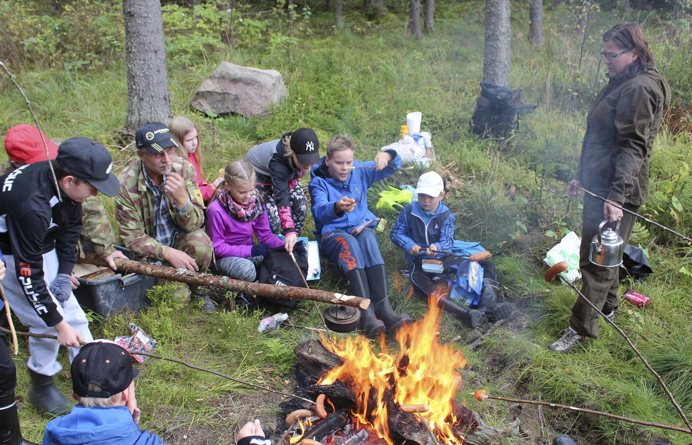 sa. Ekstratehtävät, kuten muutkin oppaassa esitellyt tehtävät ja oppimateriaalit on tarkoitettu esimerkeiksi, joita voi halutessaan käyttää, mutta niitä voi mieluusti keksiä myös itse ja hyödyntää