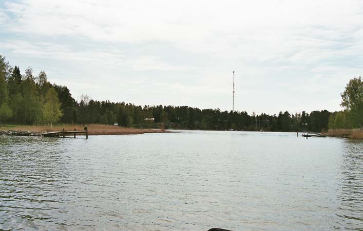 Kuva 23. Laituri, Mörholmenin ja Bråtaholmin välinen salmi. ETRS89/WGS-84- koordinaatit kohteen keskipisteeseen: 59 58'57.23 P 23 53'40.77 I (± 3m). Syvyys 2,5 m.