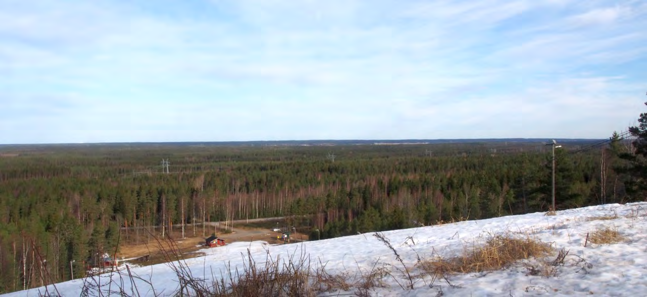 Silvestris luontoselvitys oy Dagsmark linnustoselvitys 2013 4 (35) Kuva 1. Alueen metsät ovat pääosin eri-ikäistä talousmetsää. Kuva Pyhävuoren laskettelurinteen päältä.