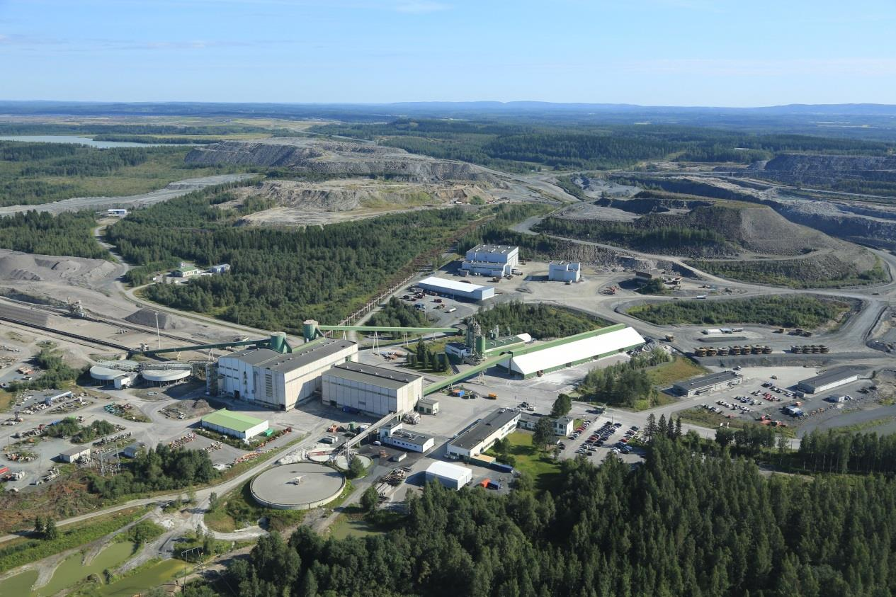 15 Kuva 2-8. Siilinjärven kaivoksen rikastamo kuvassa etualalla ja sivukivialueet taustalla. Kuva: Yara Suomi Oy.
