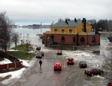 Kuva 5. Hamina, Ahtaajan patsas (Kuva Ilkka Kaskinen MV/RHO). Kuva 6. Hamina Tervasaari (Kuva Ilkka Kaskinen MV/RHO). Haminan satamassa ei aiheutunut merkittäviä vahinkoja.