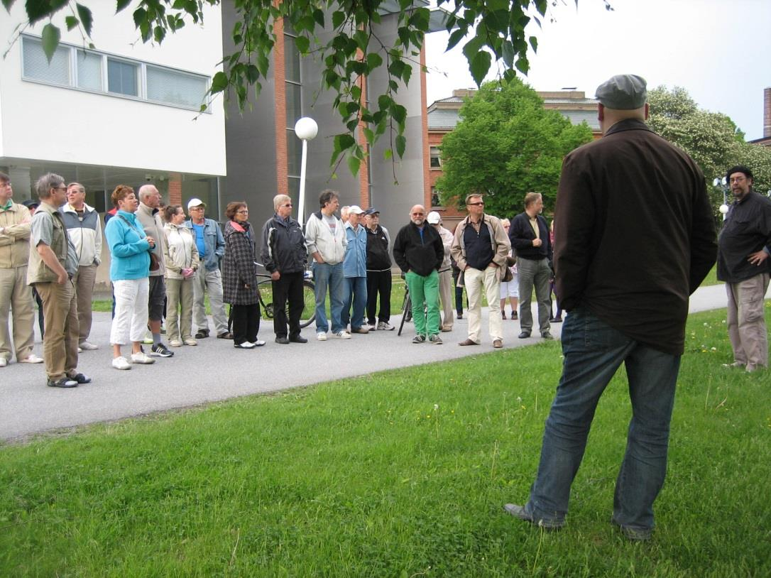 KUVAT Anne Majaneva-Virkola Kävelijät kokoontumassa Setlementin eteen.