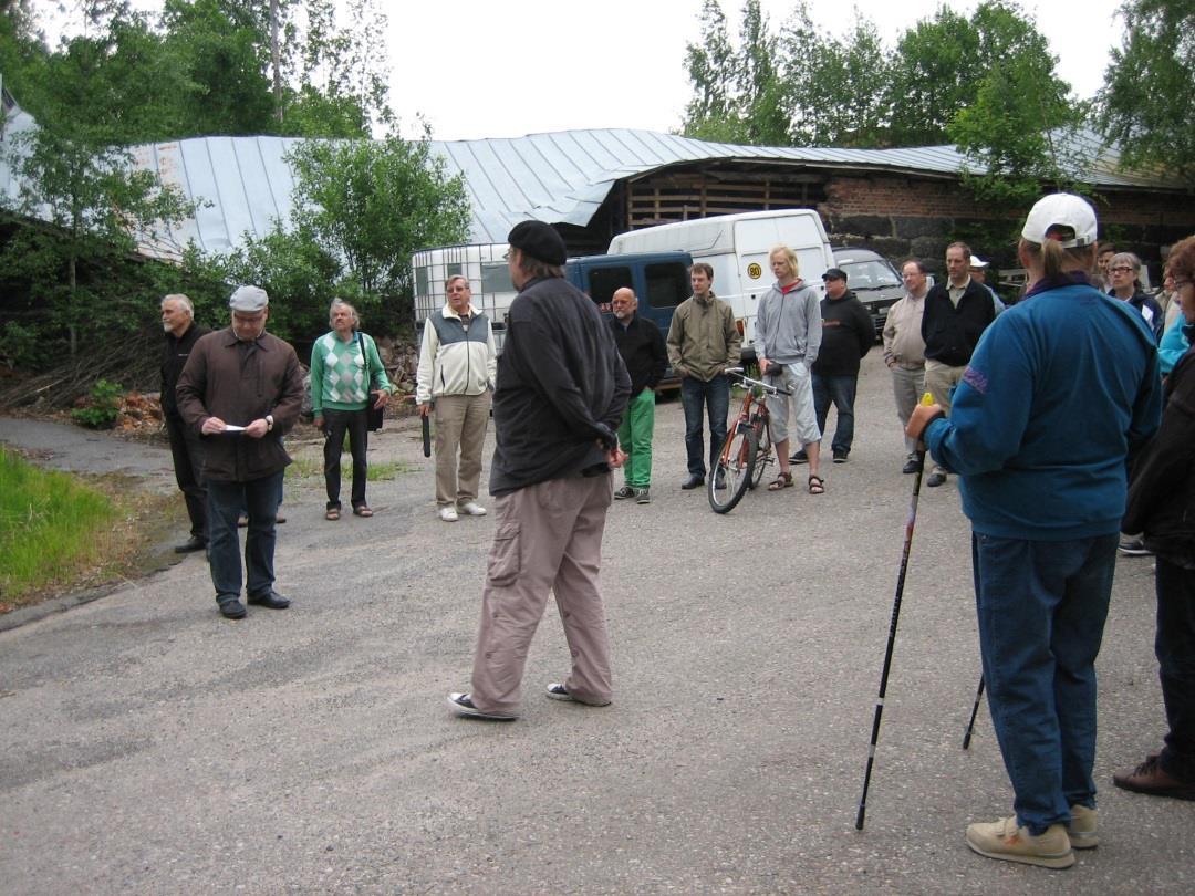 Mansikkasaarta tarkasteltiin penkereeltä käsin. Veneilyä ja virkistystä oli monen toivelistalla.