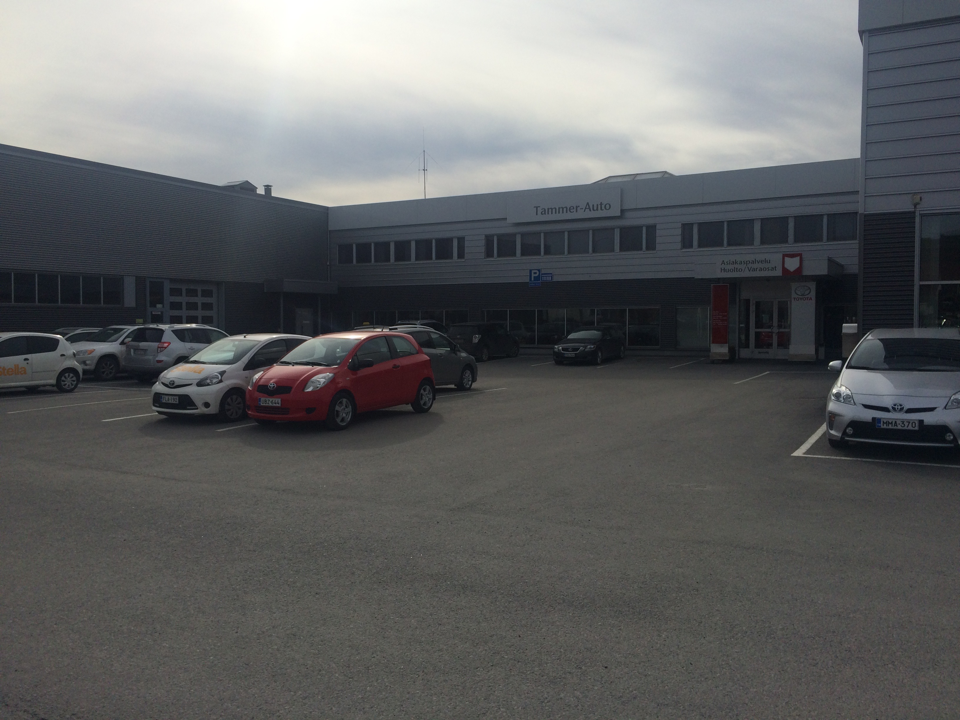 9 Hatanpään liike noudattaa Toyotan määräämää julkisivu konseptia, joka koskee muun muassa opastekylttien tyyliä ja asettelua (TSM Arviointiopas 2013).