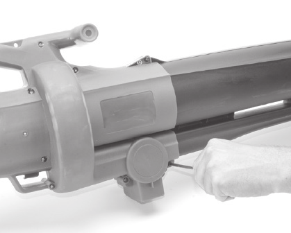 Zusammenbau Das Produkt ist beim Kauf nicht komplett zusammengebaut. Warnung: Den Warnzettel abnehmen und das Saug-/Blasrohr am Motorgehäuse montieren, BEVOR das Gerät eingeschaltet wird.