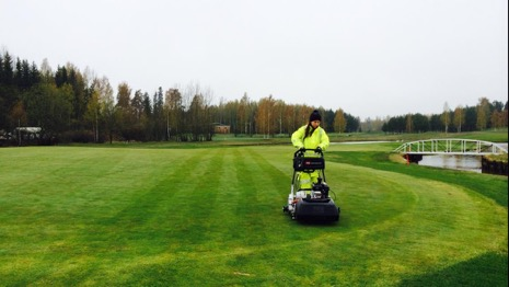 KENTÄNHOITO Laadukas kentänhoito ja kentän hyvä kunto ovat ensiarvoisen tärkeitä Golf Talmassa viihtymiselle ja golfkeskuksen menestykselle.