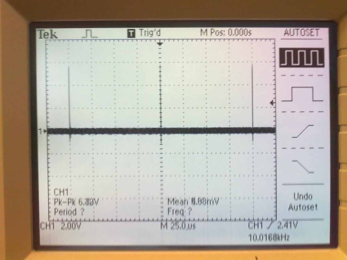 Jakajan sisääntuloon ajettiin funktiogeneraattorin tuottama 29.810 MHz:n taajuus. Jakosuhteeksi asetettiin 2981. Ulostulossa tuli näkyä 10 khz:n jännite, mikä näkyy kuvassa 23.