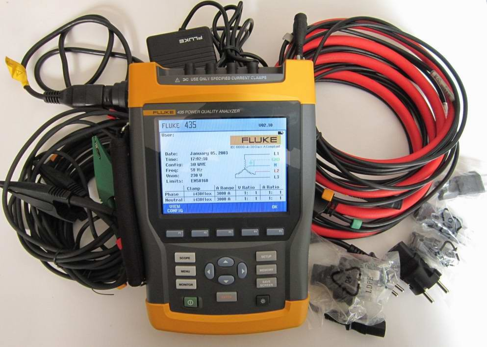 22 4 MITTALAITTEET 4.1 Fluke 435 II-series energia-analysaattori Kuva 6. Kuvassa Fluke 435 II-Series energia analysaattori ja kaikki mittauksen suorittamiseen tarvittavat tarvikkeet.
