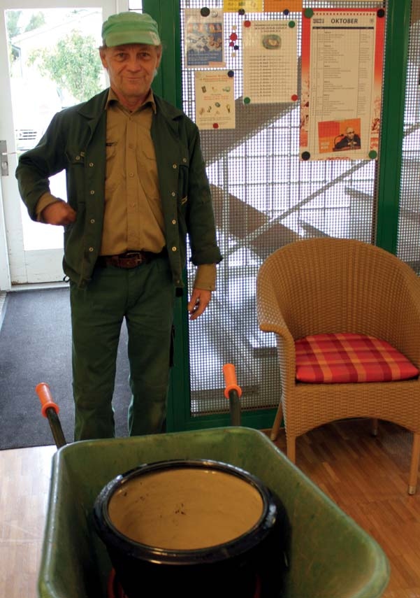 Altakasteluruukussa on mittari, joka osoittaa vedenpinnan korkeuden. Mittaria seuraamalla kasveja ei tule kasteltua liikaa.