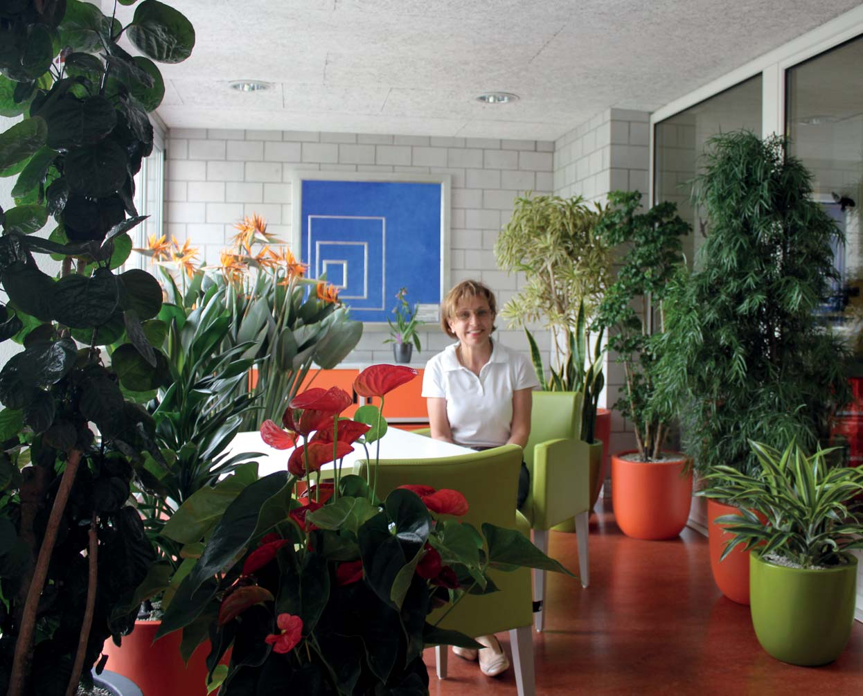 Hyvinvointia ympäristöstä Vihreys sisätiloissa luo hoitokotiin viihtyisän ilmapiirin. Elinympäristö koostuu fyysisistä, sosiaalisista ja kulttuurisista tekijöistä.