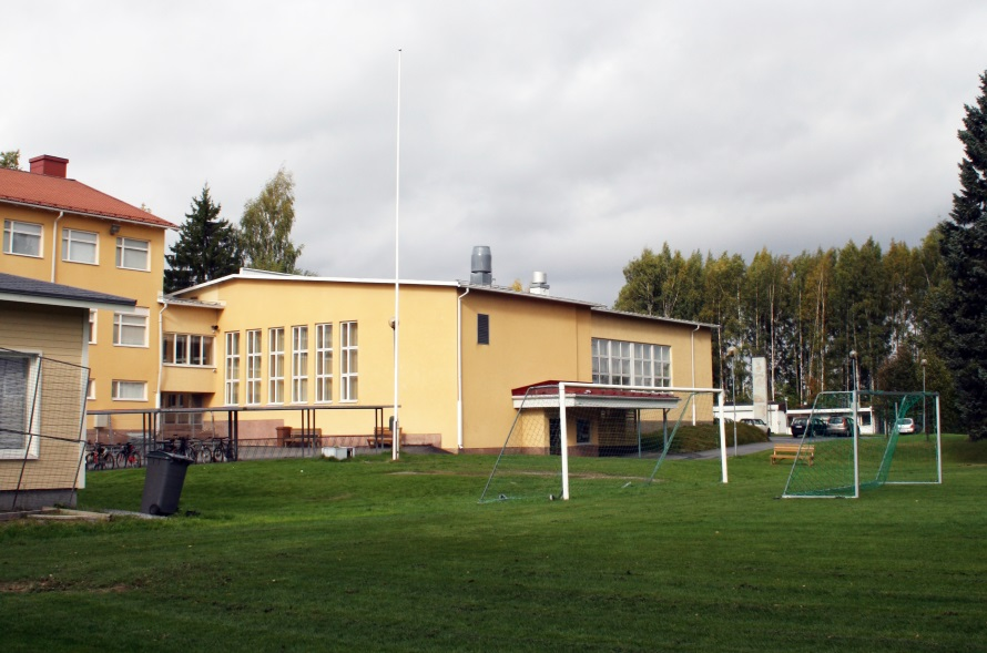 Suunnittelualueen keskiosan purettavat rivitalot Koulun