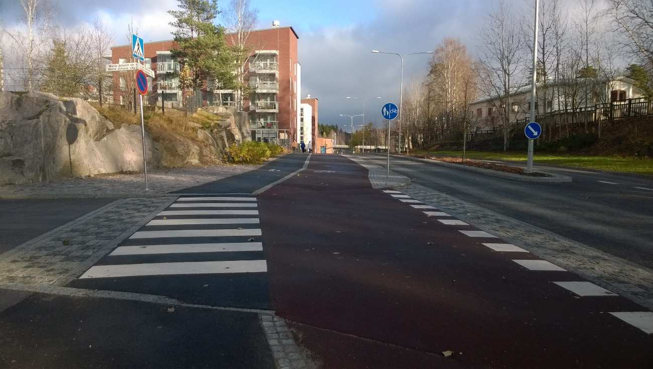 108 Kuva 52. Jalkakäytävä ja pyörätie erottuvat hyvin toisistaan materiaali- ja värierottelun ansiosta (kuva: M. Leppäniemi 2016).