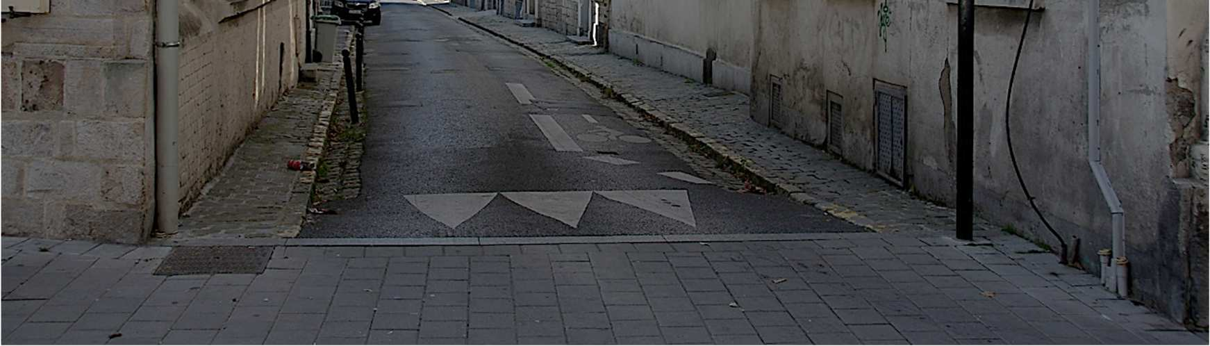 21 Kuva 11. Pyöräily on sallittua yksisuuntaisilla kaduilla muun muassa Ranskassa (Kuva: M. Leppäniemi 2015).