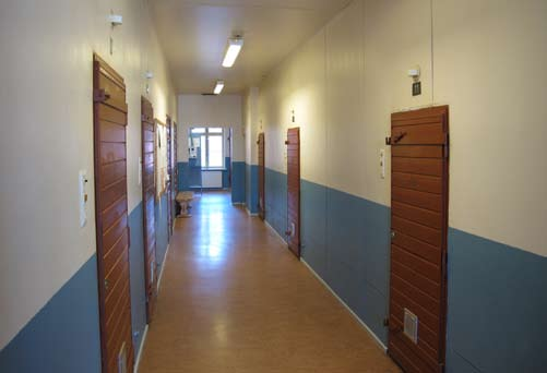 Keravan vankila 104 2011 Arkkitehtitoimisto Okulus NYKYTILANNE 2011 Pääsisäänkäynti. Etualalla vuonna 1931valmistuneet porttirakennukset (014, 015).