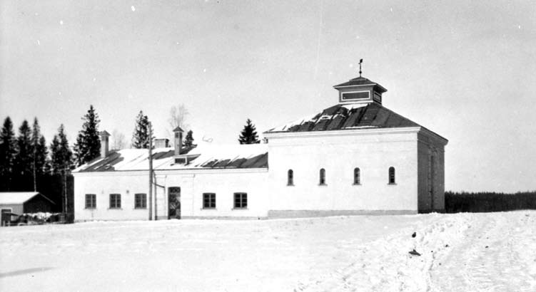Keravan vankila 62 2011 Arkkitehtitoimisto Okulus 5.1.5 Viljamakasiini (043) ja puimalato (042) Keravan nuorisovankilan viljamakasiinin suunnitelmat laadittiin vankeinhoitoasianosastolla 1931 alkuvuodesta.