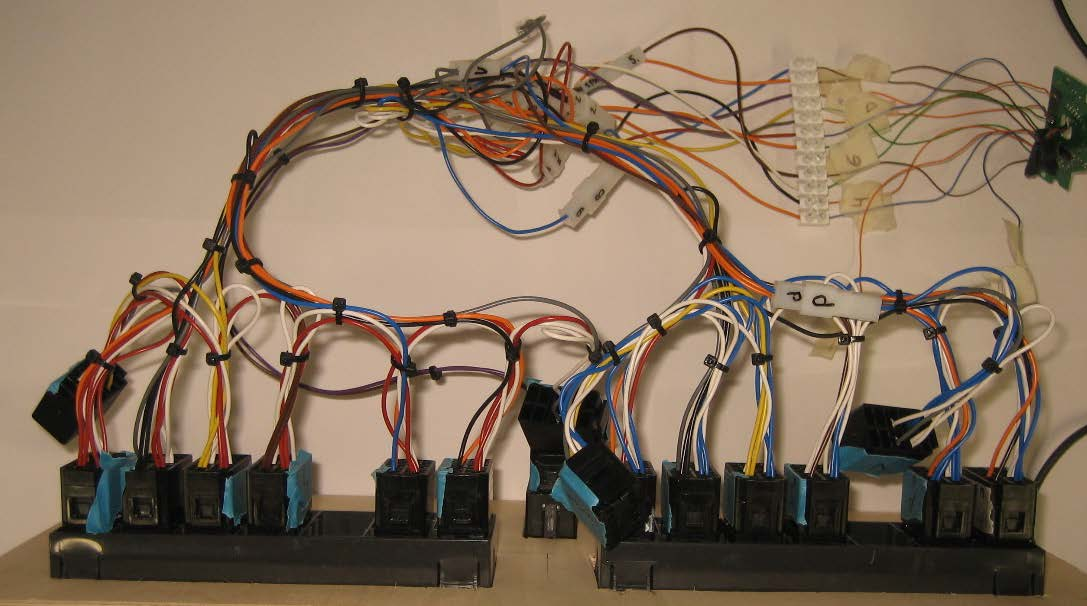 26 Kun kaikki johtimet on selvitetty, juotetaan mikrokontrollerin piirilevyn kontakteihin johdot. Kuvassa 21 nähdään näppäimistön mikrokontrollerin piirilevylle juotettu johdot.