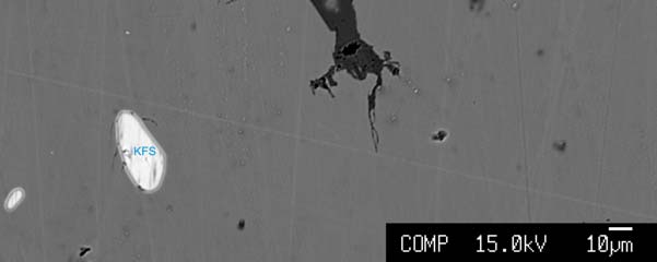 Kuva 16. SEM-kuva mahdollisesta krysoberylli sulkeumasta korundissa. Kuvassa myös pari kalimaasälpäsulkeumaa.. Bunseniittia (NiO) löytyi yksi hyvin pieni sulkeuma Moberg D1 näytteestä.