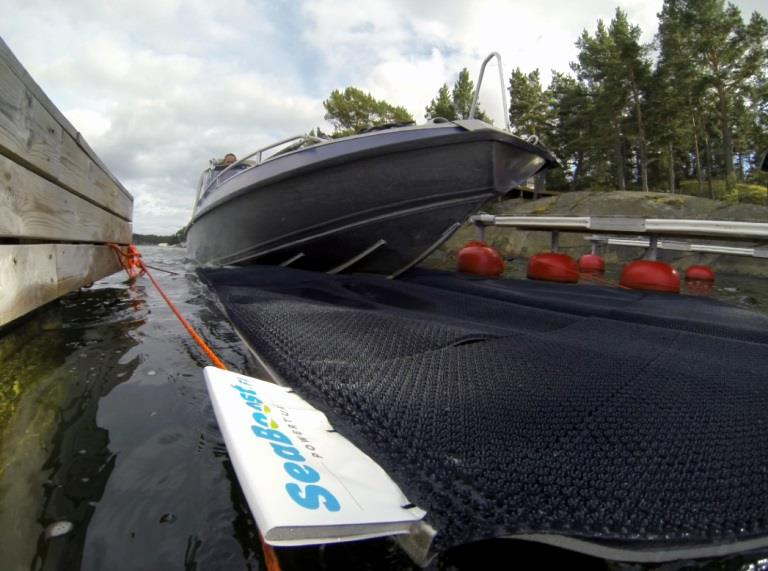 Kuva 2 Powerbrushin toimintaperiaate (kuva Seaboost). Pohjaa suojaavat ja harjaavat matot Pohjaa suojaavia mattoja on muutamia erilaisia.