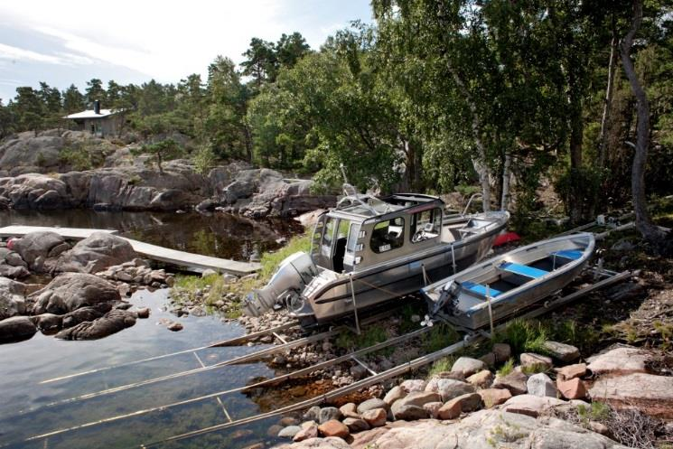 Kuva 9 Alutrack mökkirannassa sopii pienille ja isoille veneille (Pidä Saaristo Siistinä ry). Pienvenetelakka maalla Pienvenetelakalla säilytetään venettä silloin kun vene ei ole käytössä.
