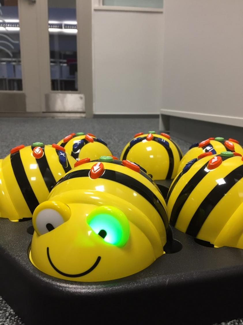 Bee-Bot robotit saapuivat Päijät-Hämeen LUMA-keskukseen Päijät-Hämeen LUMA keskus on hankkinut Lahden Rotary klubin tuella Bee-Bot -robotteja.