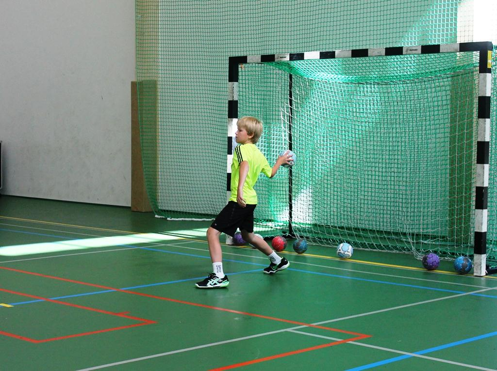 Pelaaja hakee pallon pääty/maaliviivalta ja heittää sen maalivahdin alueen sisäpuolelta kohti kentällä olevia ruutuja.