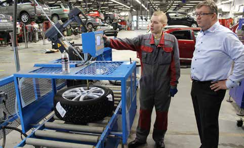 Merkkiliikkeen renkaanvaihtoprosessi Korjaamon koneilla ja laitteilla on suuri merkitys nykypäivän huoltokorjaamon kilpailukykyyn ja kannattavuuteen, sanoo Toyota Tammer-Auton huoltopäällikkö Martti