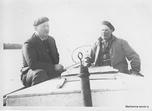 6 Satakunnan kalatalousneuvoja Vieno Stenroos (vas.) ja Uuno Salmi (Toukon isä) matkalla harjuksen pyyntiin Linskerin kämpälle. Valokuva saattaa olla vuodelta 1959. Kuva: Merikarvia-seuran arkisto.