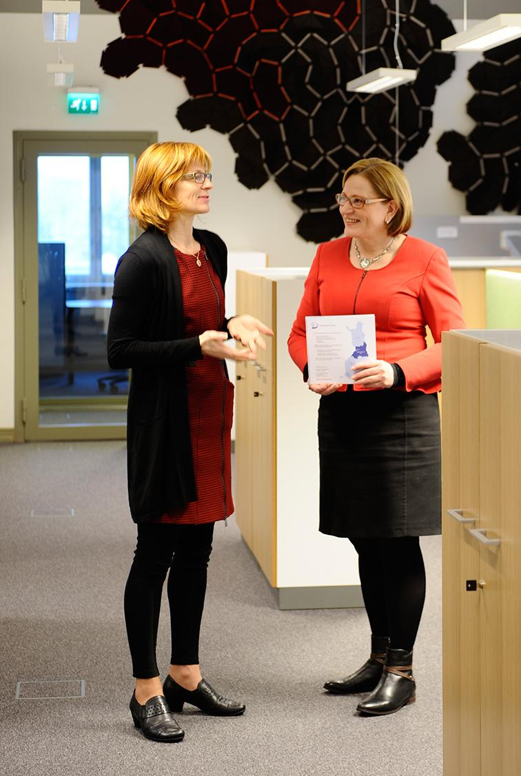 PYRI SAMAAN STATUSTASOON KÄYTTÄJÄN KANSSA Ylärekisteri, status nousee Pää pysyy paikallaan Kädet kaukana kasvoista Rauhallinen puhe Takakeno asento tuolissa, jalat eteen, kädet jopa niskan taakse