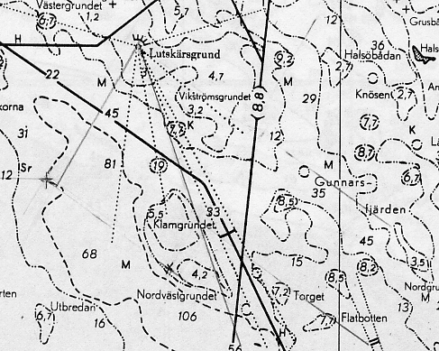 RL 10.12.2004 Teht. 1 Merkintäpaikkasi on 65 o 37 P ; 23 o 16 I. Kompassisuuntasi on 124 o ja nopeutesi 10 solmua. Klo 21.50 suunnit ohjauskompassilla Lutskärsgrundin majakan ks=029 o ja klo 22.