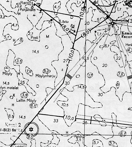 RL10.12.2004. Teht.6 Olet matkalla Kemiin pitkin 10 m väylää. Ohjalet KS=010 o kun sumu yllättää. Viereisestä tutkakuvasta mittaat seuraavat keulasuuntimat ja etäisyydet: Racon 1: 318 o ; 4 mpk.