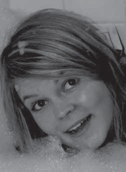 Hallitus 09 HALLITUS 2009 ANNA MUNSTERHJELM, 23, OLARINMÄEN SAMOO- JAT, TEKEE JA OPISKELEE TOIMITTAJA-ASIOITA. Uuden vuoden partiolupaukseni on yrittää jotain mahdotonta.