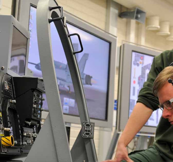 Sotilaskuljettajat Sotilaskuljettajakurssilla Ilmasotakoulussa oppilaat koulutetaan monipuolisiin kuljetustehtäviin. Kaikki kuljettajat saavat yhdistelmäajokoulutuksen.