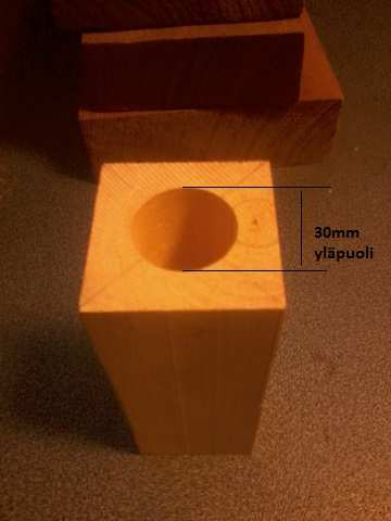 6. Poraa toiselta puolelta (pidemmän kappaleen yläpuoli) 30mm terällä niin että se