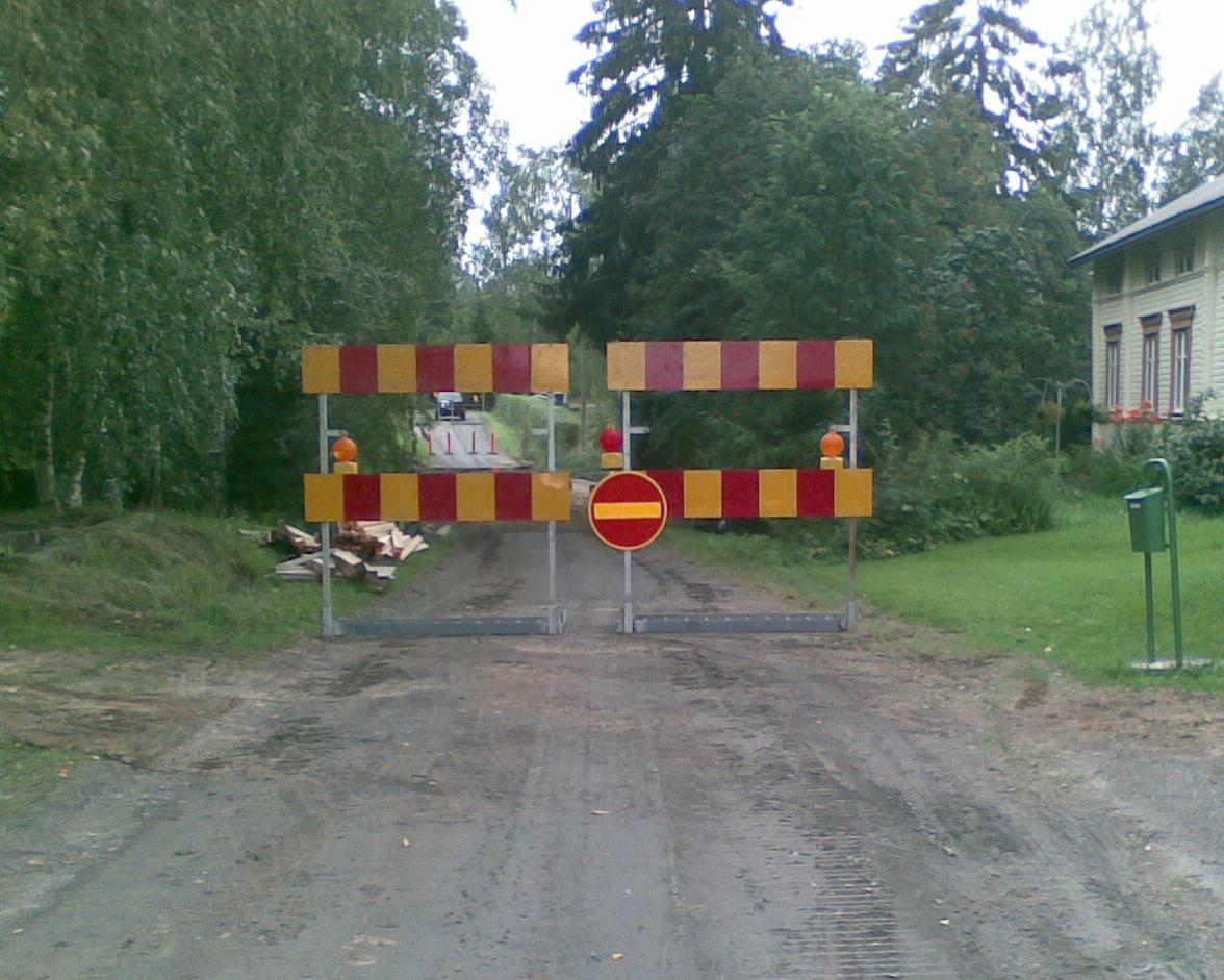 30 Toisen ajoradan sulkemisessa liikenteen käyttöön liikenteen ei tarvitse kiertää kohdetta, mutta se työteknisesti se ei ole paras vaihtoehto, koska: Liikenteestä on merkittävää haittaa työmaalle.