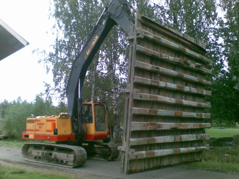 32 KUVA 7: Niemen sillan purettavat puukaiteet irti sahattuina. (Kuva: Perttu Vähä-Pietilä 2010) Purkujätteiden väliaikainen varastointi vaatii tilaa, joten sitä tulee välttää.