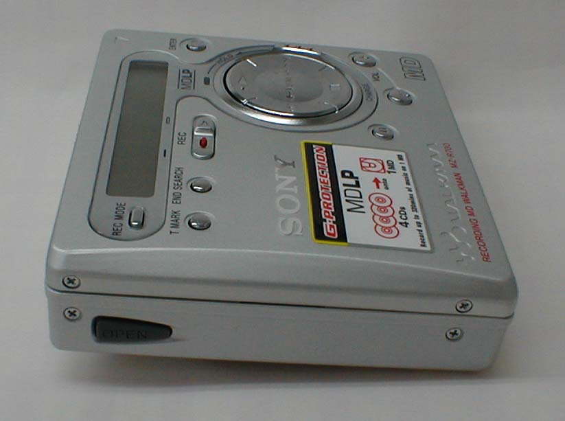 SONY MZ-R700 MiniDisc-tallennin 1 1. Virtaa laitteeseen Laite toimii akulla tai yhdellä AA-kokoisella paristolla. Akulla laite äänittää 4 tuntia, paristolla 9 tuntia.