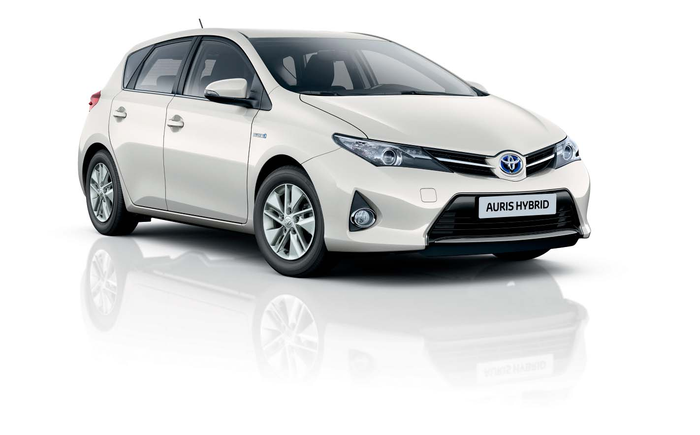 Auris Hybridin varustetasot ulkoa Hybrid Active ja Comfort Tärkeimmät ominaisuudet 15" kevytmetallivanteet (195/65R15) LED-päiväajovalot Sinitaustainen Toyota-merkki Ulkopeilit: korinväriset,