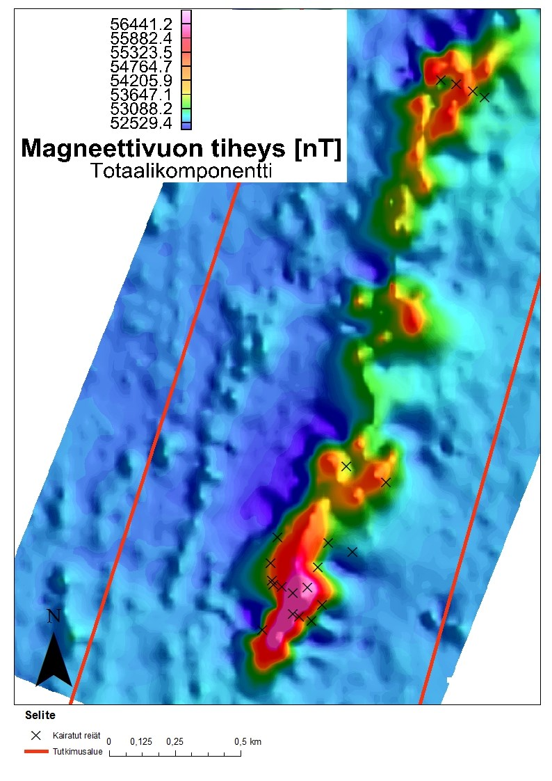 Kuva 7. Hautakankaan alueen magneettinen kartta. Kairareiät merkitty mustilla rasteilla ja tutkimusalueen rajat punaisella viivalla.