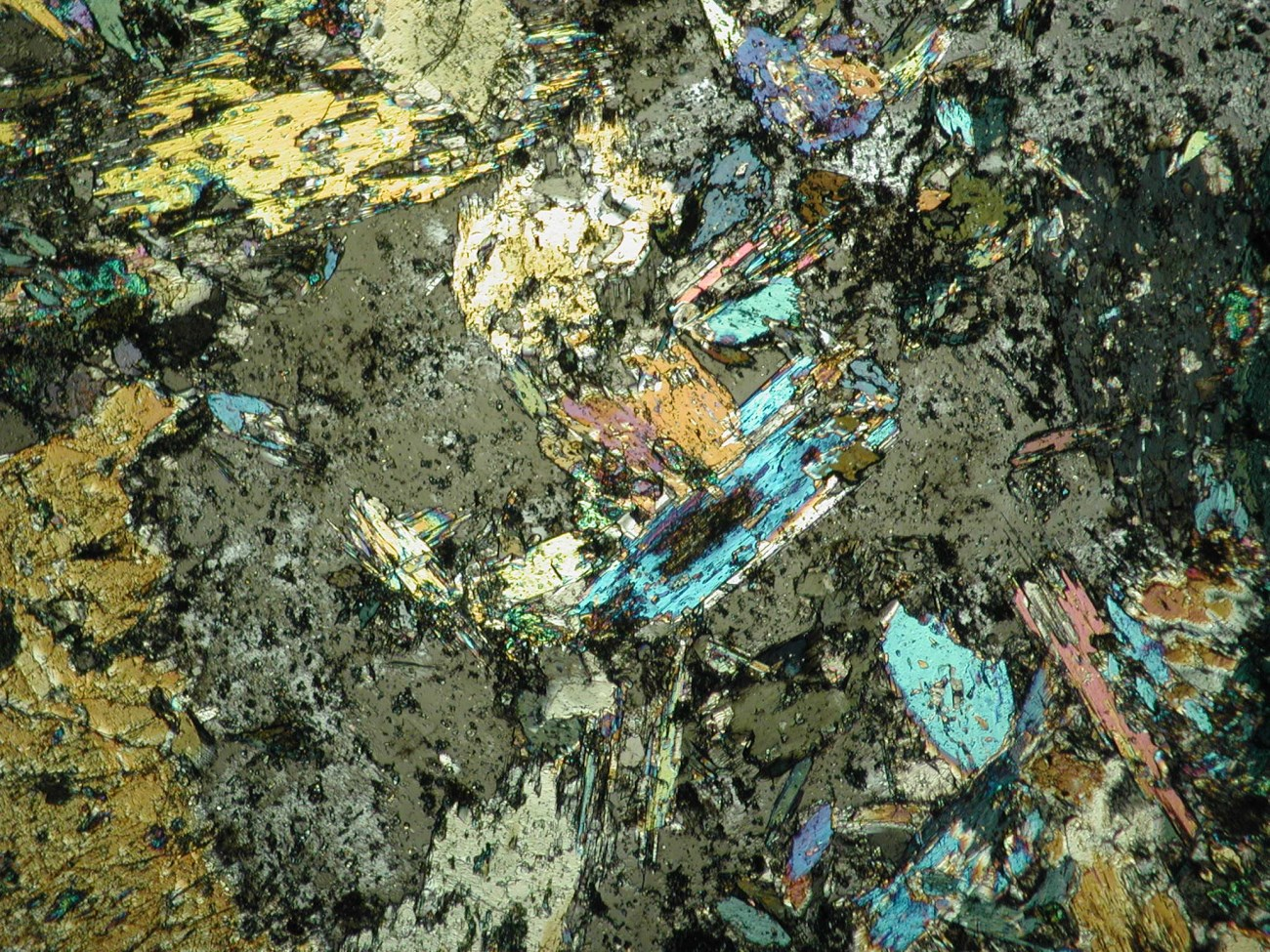 7.3.3. Melagabro Intruusion itäpuolella tavataan aivan intruusion ja Tannilan granodioriitin kontaktivyöhykkeen tuntumassa epämagneettinen gabro (Kuva 18, Kuva 19).